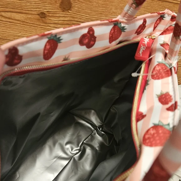 Betsey Johnson Strawberry Stripe insulated lunch tote - Picture 4 of 4
